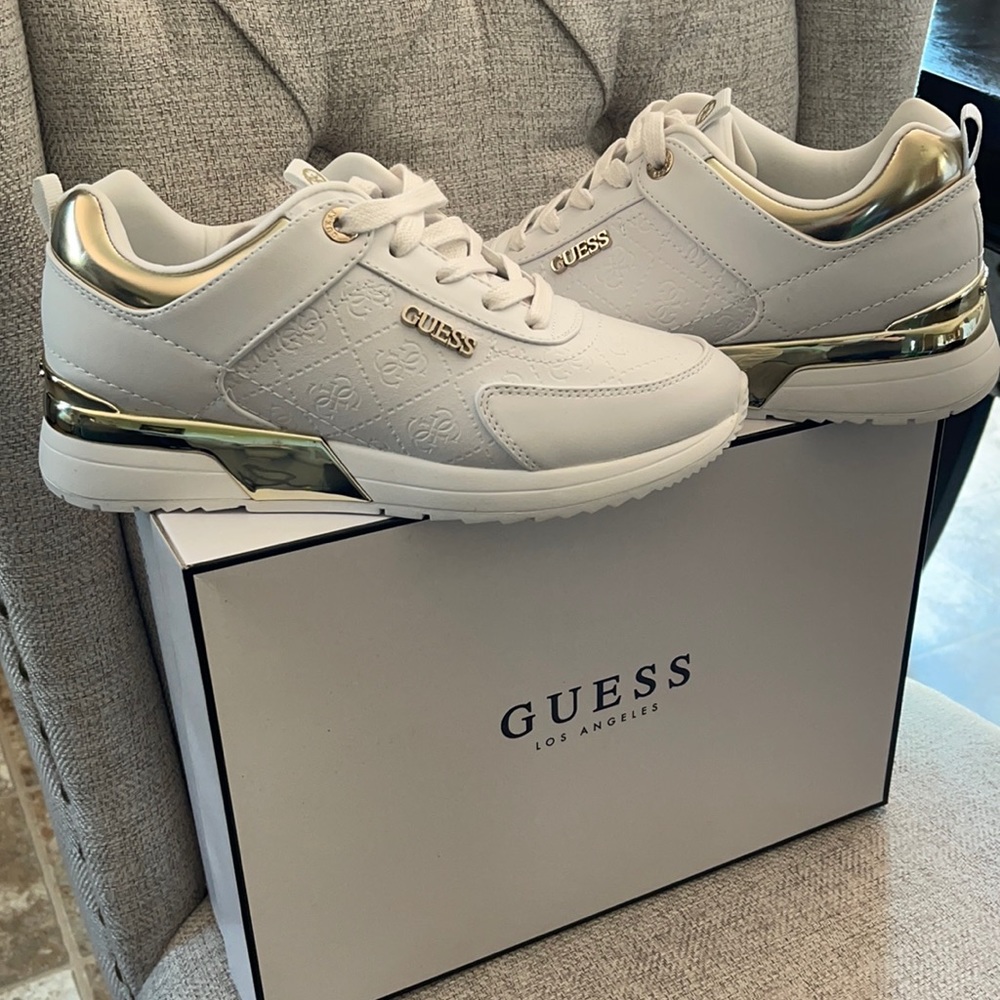 NEW. Guess Sneakers.
